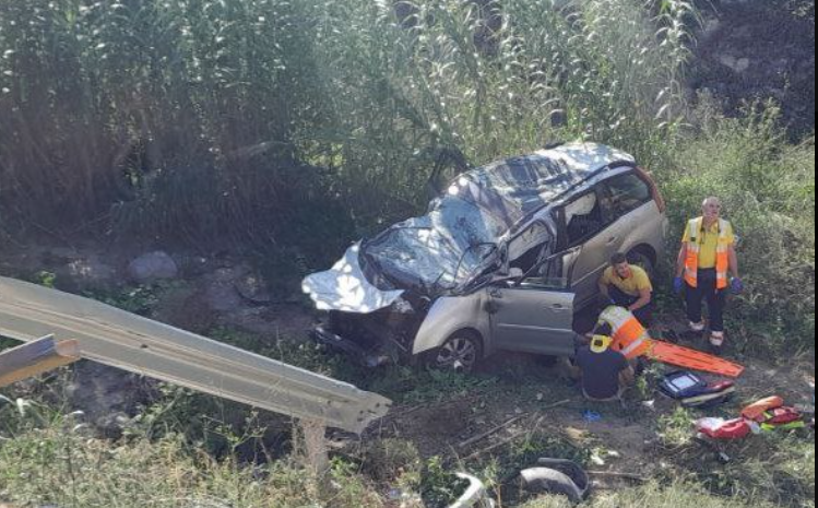 Tres Evacuados En Vallirana Tras Caer El Coche Por Un Terrapl N