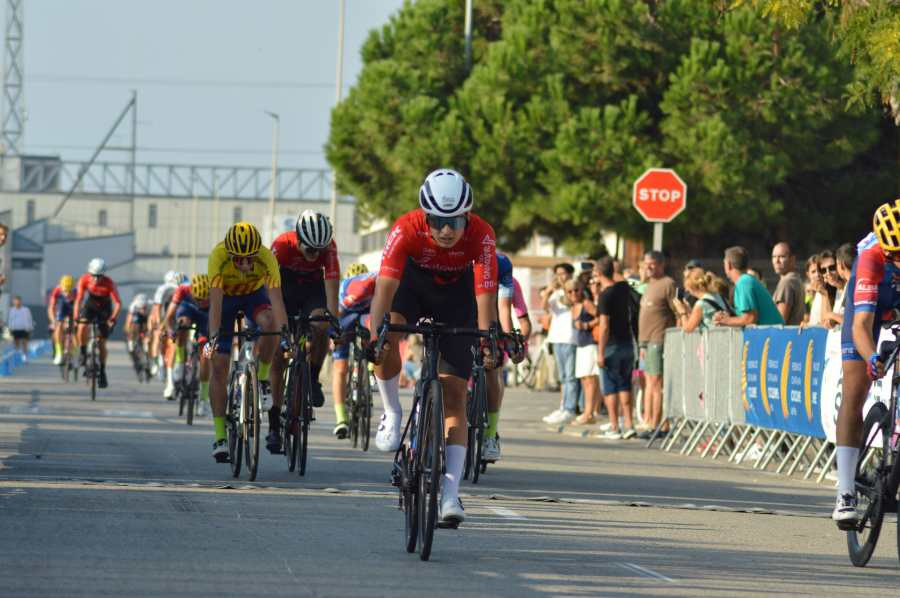 Ciclistas Se Re Nen En Sant Boi Para Disputar La Pen Ltima Cita Del