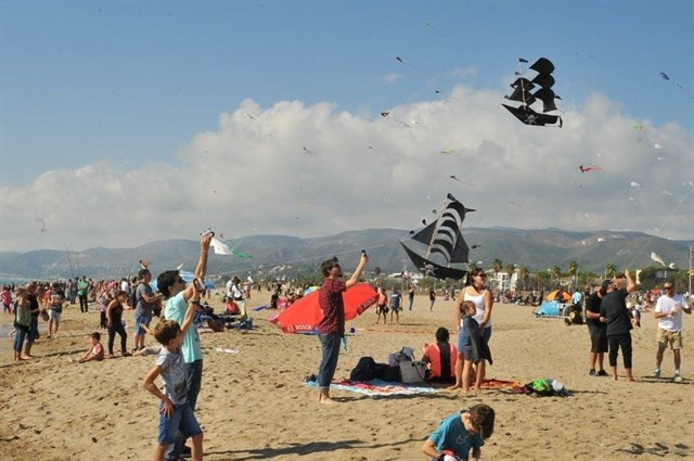 La Playa De Castelldefels Se Cubre Con Cometas