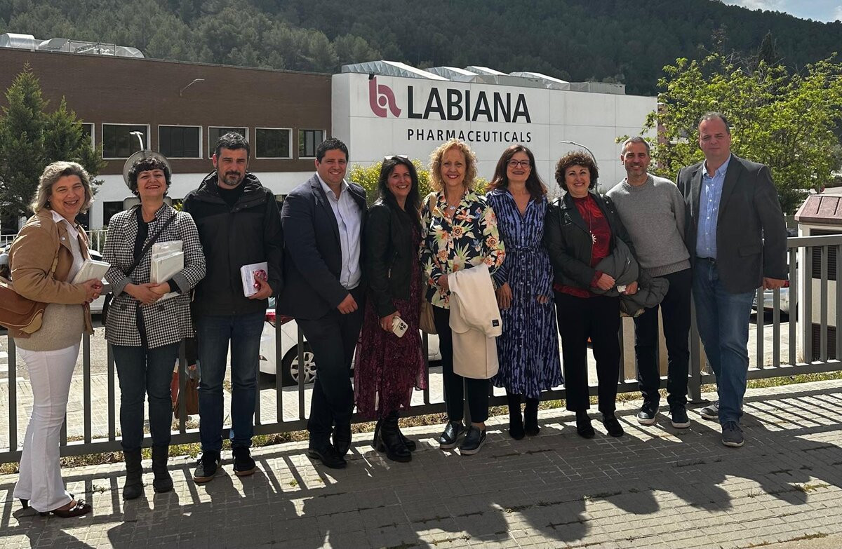 La alcaldesa de Corbera visita una multinacional farmacéutica para ...