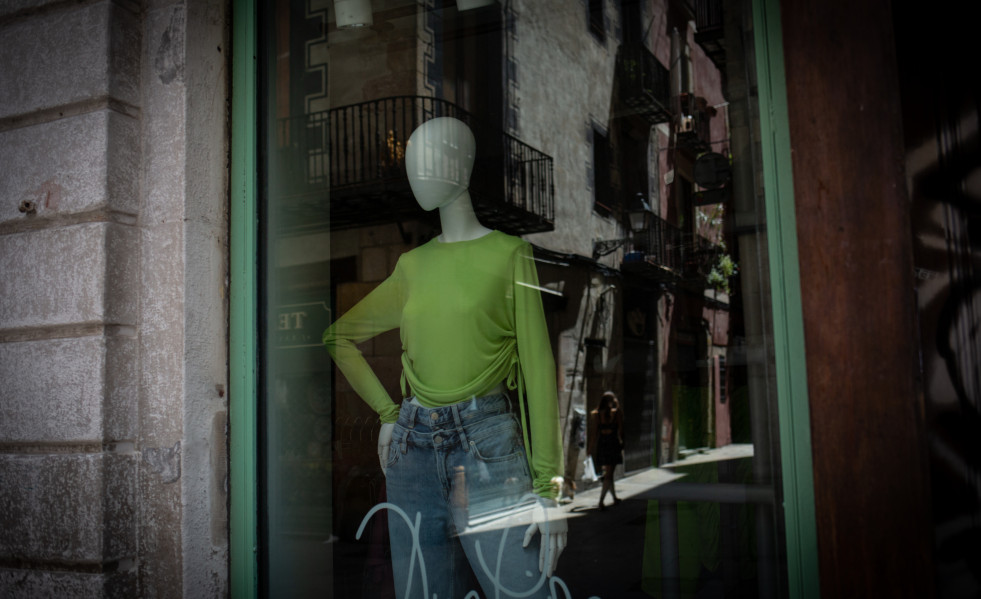 Escaparate de una tienda cerrada durante el estado de alarma en Barcelona