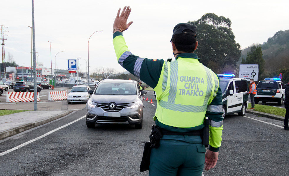 Archivo - Un agente de la Guardia Civil le da el alto a un conductor de un vehículo durante un control efectuado por las restricciones por la pandemia