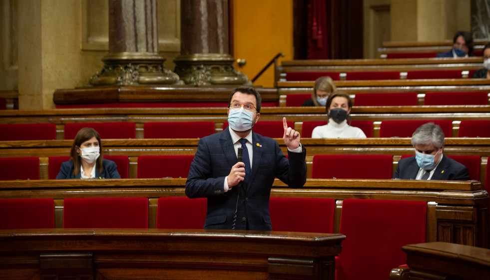 El vicepresidente de la Generalitat, Pere Aragones, interviene durante la sesión ordinaria del Pleno del Parlament, en Barcelona (España), a 18 de noviembre de 2020. La sesión de este miércoles ha