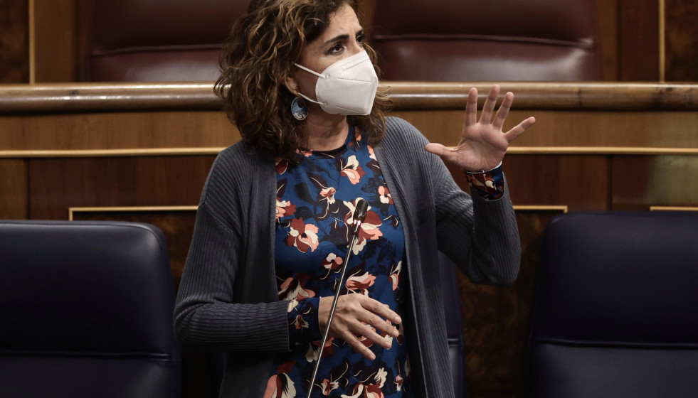 La ministra de Hacienda, María Jesús Montero, interviene en una sesión de control en el Congreso de los Diputados, a 10 de noviembre de 2021, en Madrid, (España).