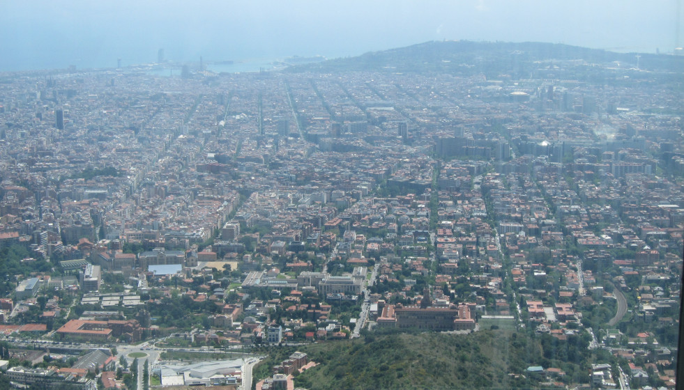 Archivo - Vista de la ciudad de Barcelona desde la sierra de Collserola, en un día de alta contaminación.