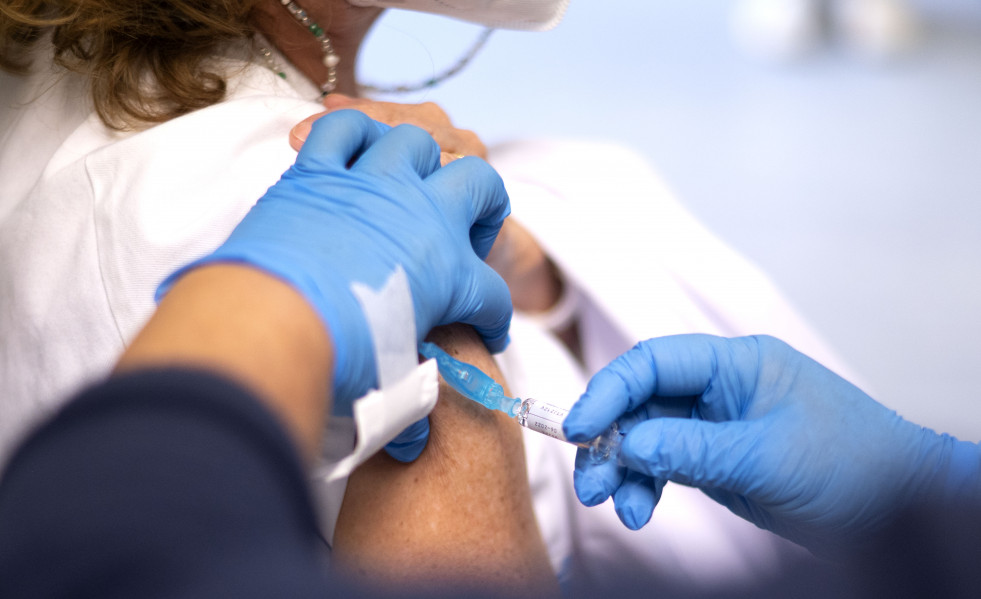 Archivo - Una mujer recibe la vacuna contra la gripe en el día en el que se inicia la segunda fase de la campaña de vacunación, en el Centro de Salud Pozuelo de Alarcón, a 8 de noviembre de 2021, 