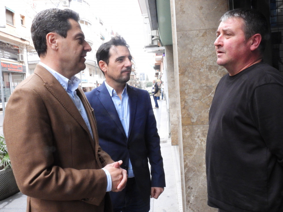 Juanma Moreno, presidente de Andalucía, visita junto al alcaldable Manu Reyes Castelldefels