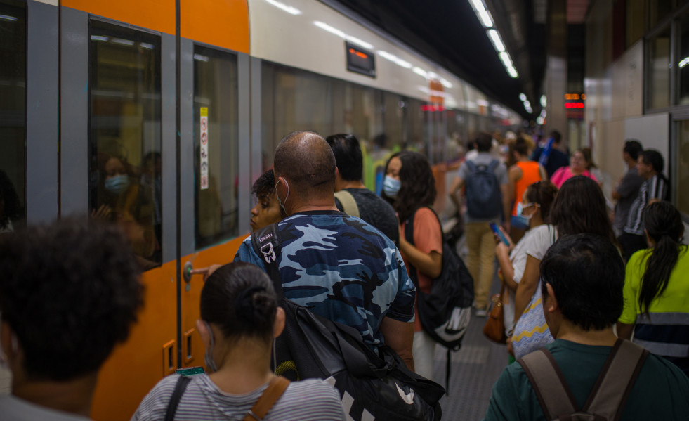 Archivo - Viajeros suben a un tren en uno de los andenes de la estación de Sants, a 9 de septiembre de 2022, en Barcelona, Catalunya (España)