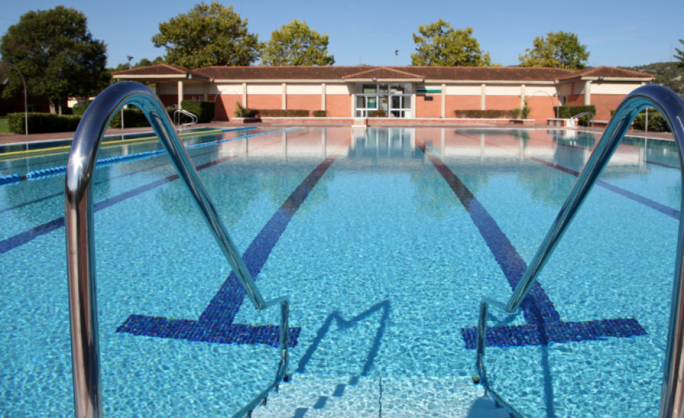 Piscina descoberta buida