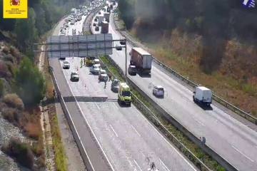 Colas de 13 kilómetros en la AP-7 entre Sant Sadurní y Martorell (Barcelona) por un accidente