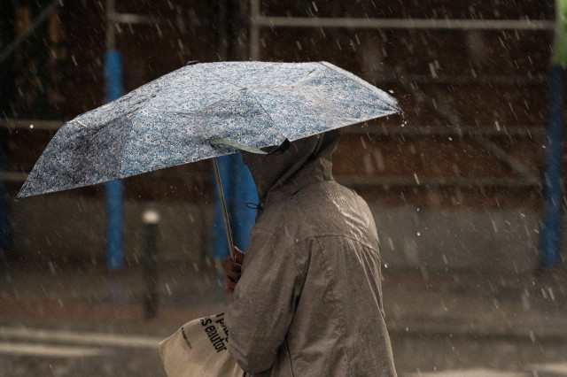 EuropaPress 5234871 mujer paraguas lluvia 29 mayo 2023 madrid espana agencia estatal