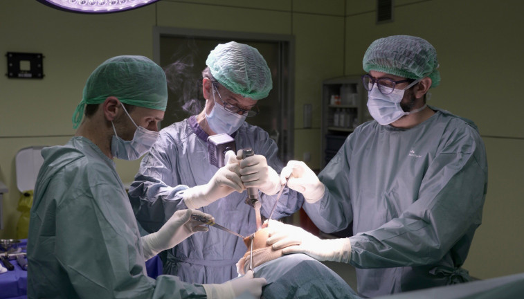 Cirujanos haciendo una operación de prótesis de rodilla en el Hospital de Viladecans (Barcelona)