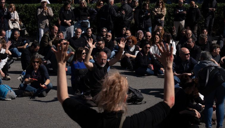Archivo - Manifestantes sentados en el suelo durante una concentración convocada por sindicatos por la muerte de una trabajadora de la cárcel de Mas d'Enric en Tarragona a manos de un preso, en el c