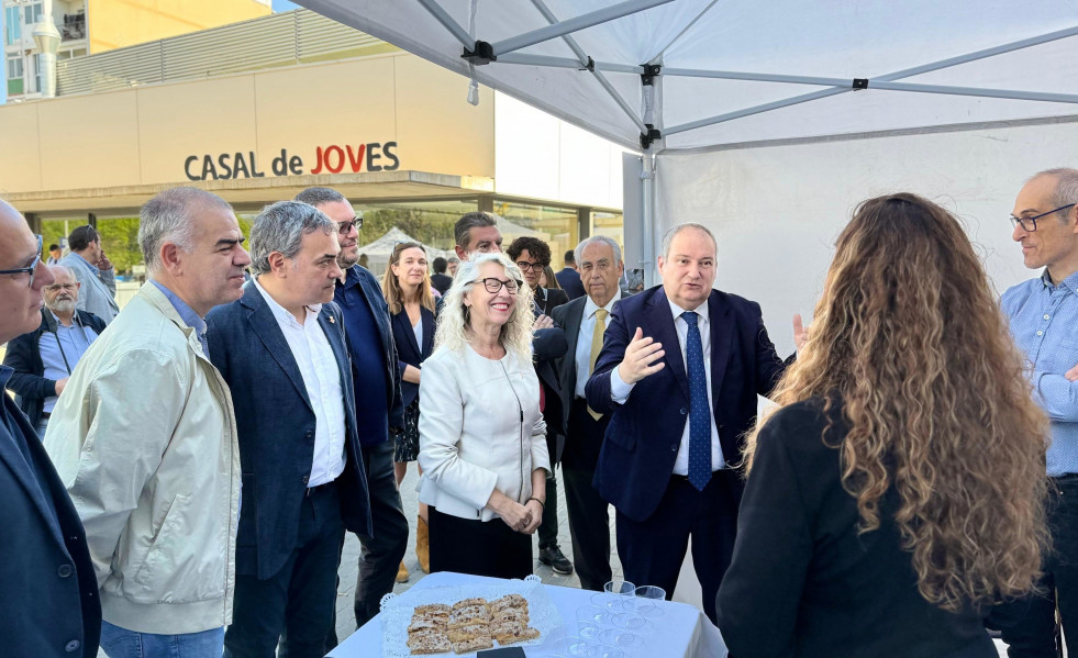 El ministro Jordi Hereu y la alcaldesa de Sant Feliu de Llobregat (Barcelona), Loudes Borrell, durante la feria GiraFeina.