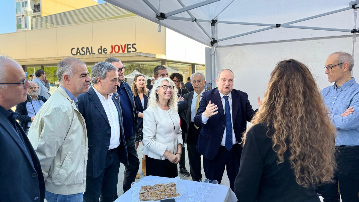 El ministro Jordi Hereu y la alcaldesa de Sant Feliu de Llobregat (Barcelona), Loudes Borrell, durante la feria GiraFeina.