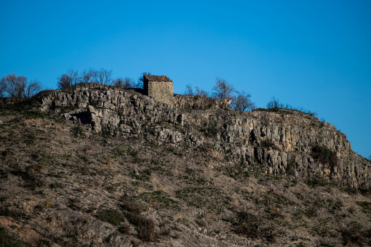 Archivo - Vista de una zona de vegetación afectada por el incendio desde Alòs de Balaguer, a 11 de noviembre de 2022, en Artesa de Segre, Lleida, Catalunya (España).