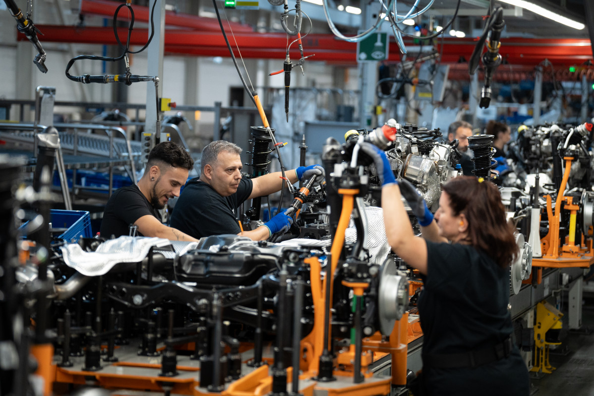 EuropaPress 6057367 empleados trabajan cadena produccion nuevo modelo cupra fomentor cupra leon