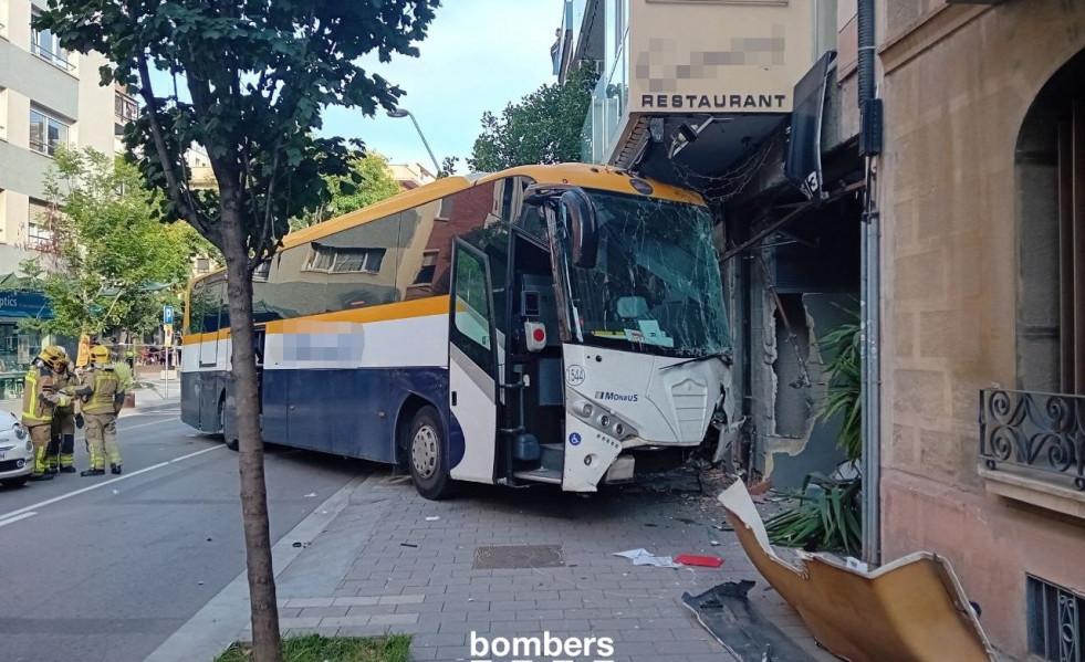 Seis heridos tras chocar un autobús contra un hotel en Molins de Rei (Barcelona)