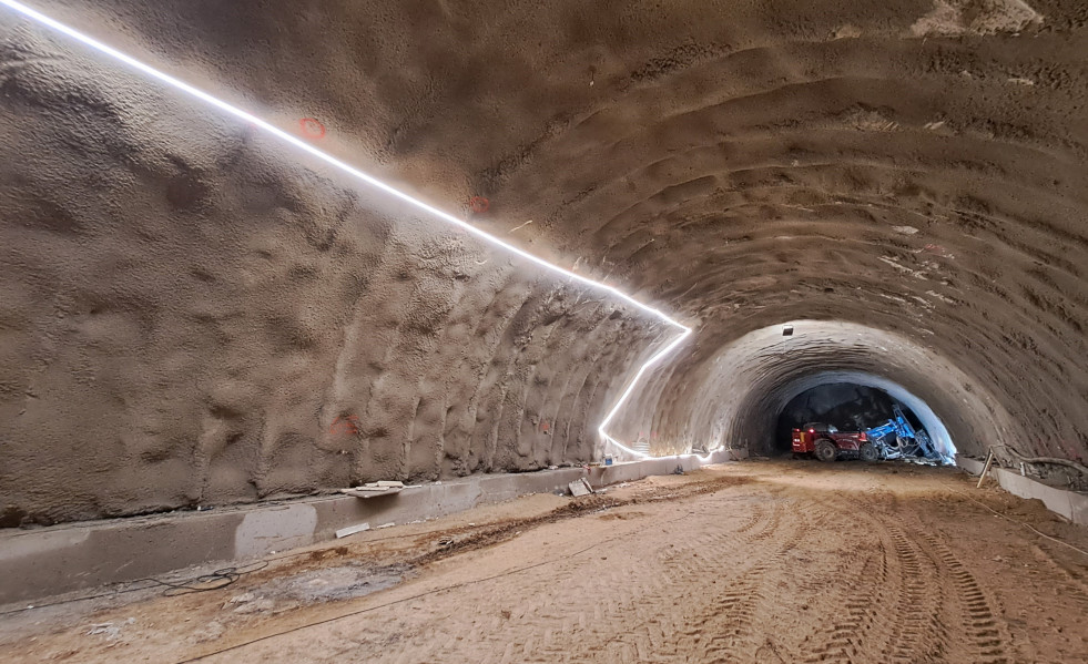 Trabajos de excavación en el soterramiento de Sant Feliu de Llobregat (Barcelona).