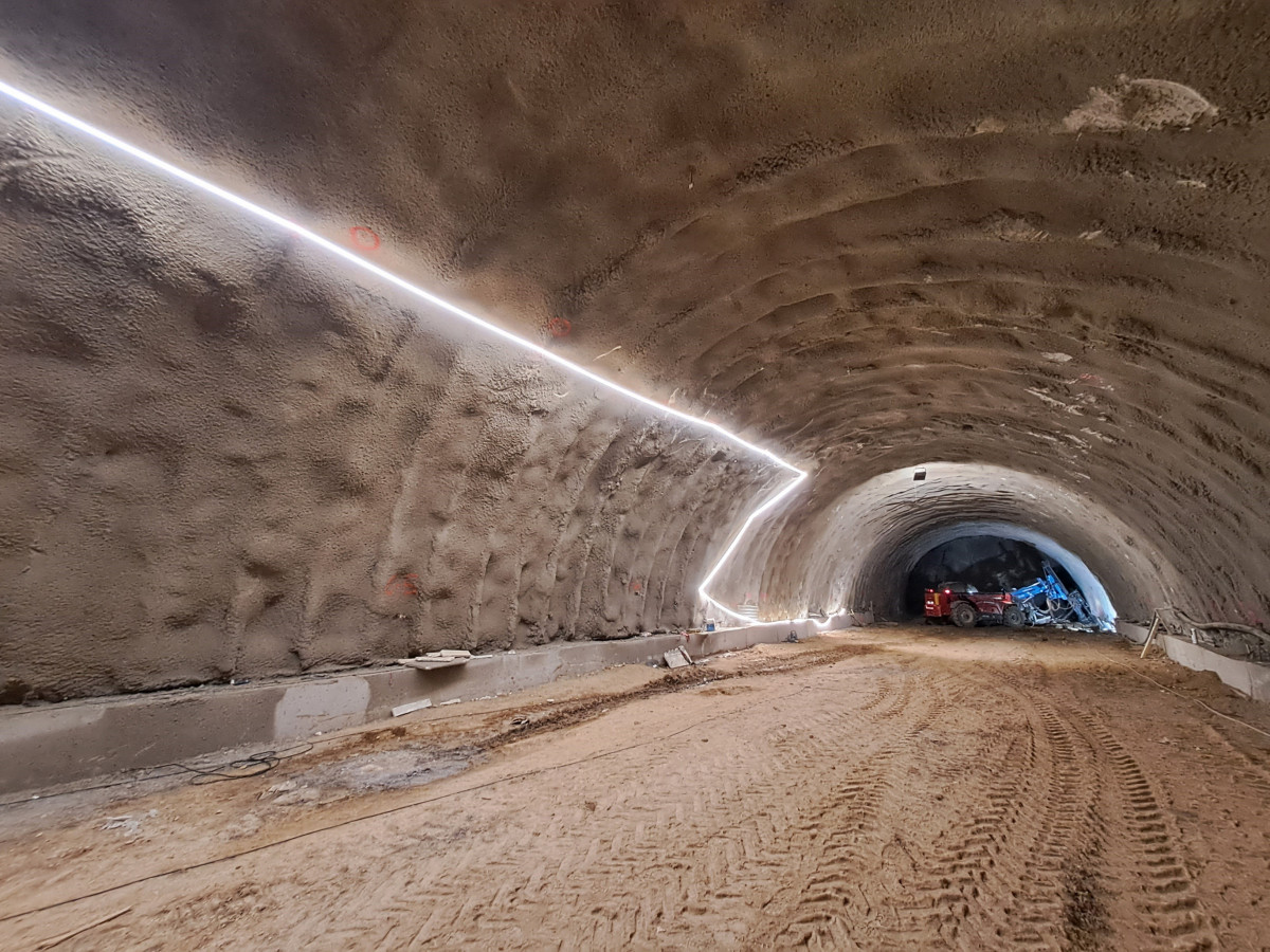 Trabajos de excavación en el soterramiento de Sant Feliu de Llobregat (Barcelona).