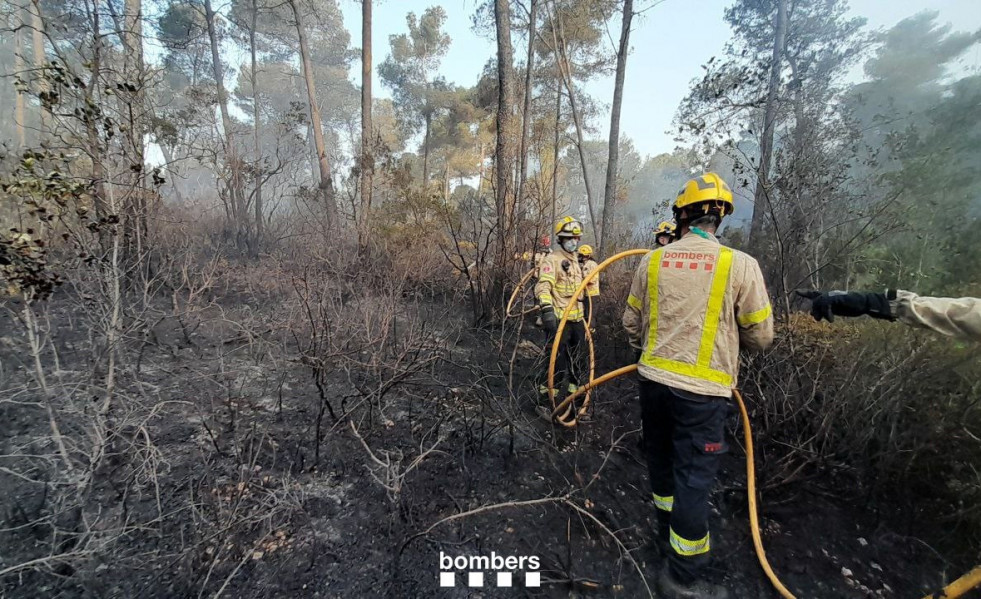 Trabajos de extinción de un incendio en Vallirana (Barcelona)