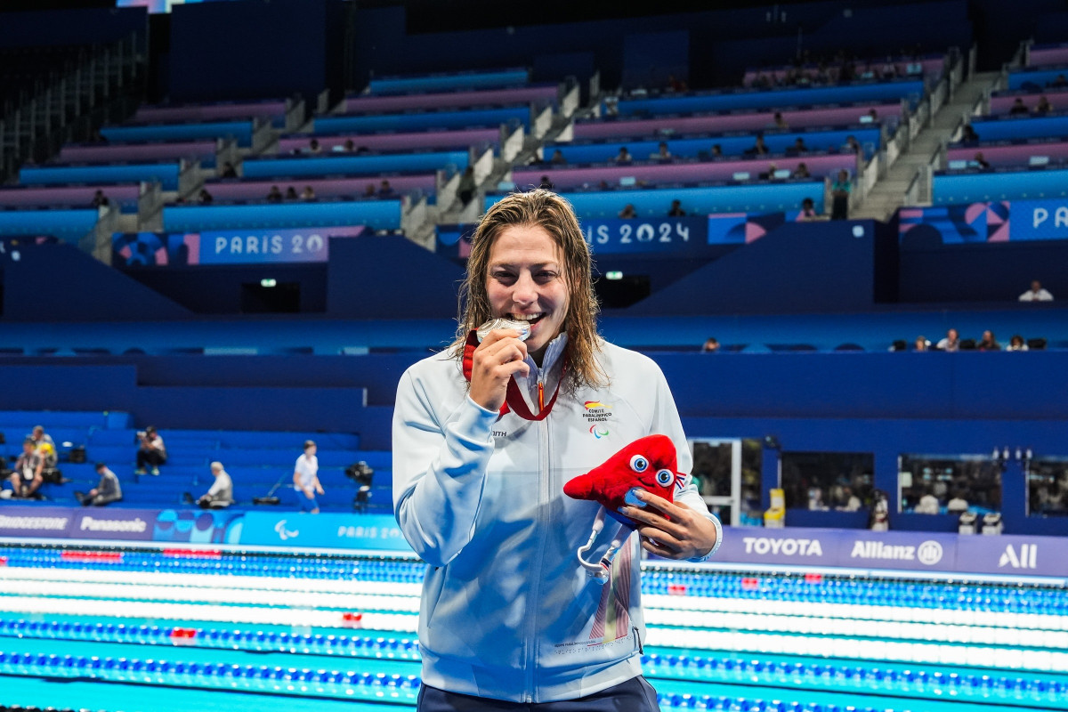 EuropaPress 6191085 nuria marques muerde medalla plata 100 espalda s9 juegos paralimpicos paris