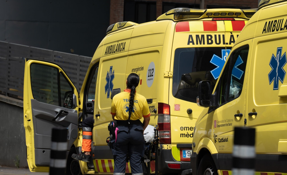 EuropaPress 6092902 sanitarios trabajan ambulancia 16 julio 2024 barcelona catalunya espana