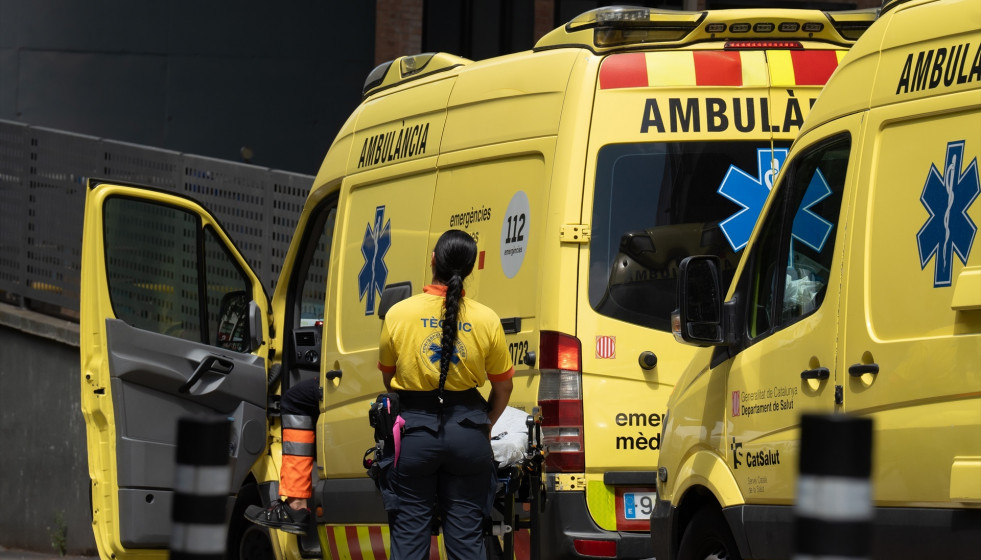 EuropaPress 6092902 sanitarios trabajan ambulancia 16 julio 2024 barcelona catalunya espana