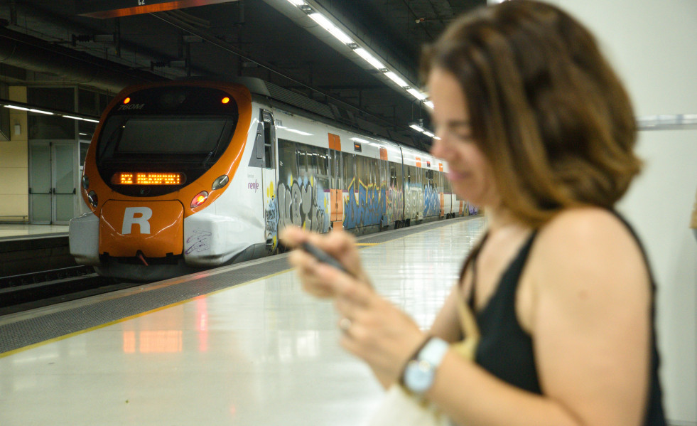 EuropaPress 6036328 pasajera anden trenes renfe rodalies 17 junio 2024 barcelona catalunya