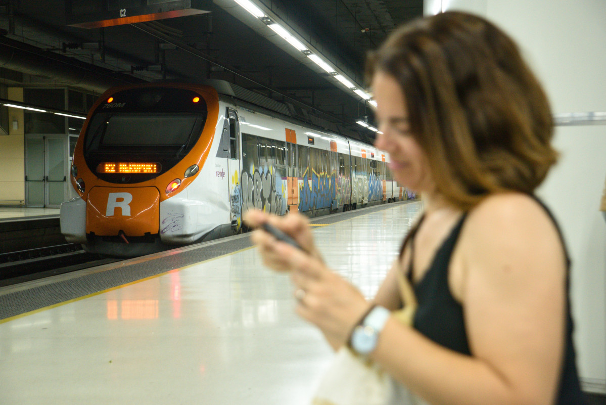 EuropaPress 6036328 pasajera anden trenes renfe rodalies 17 junio 2024 barcelona catalunya