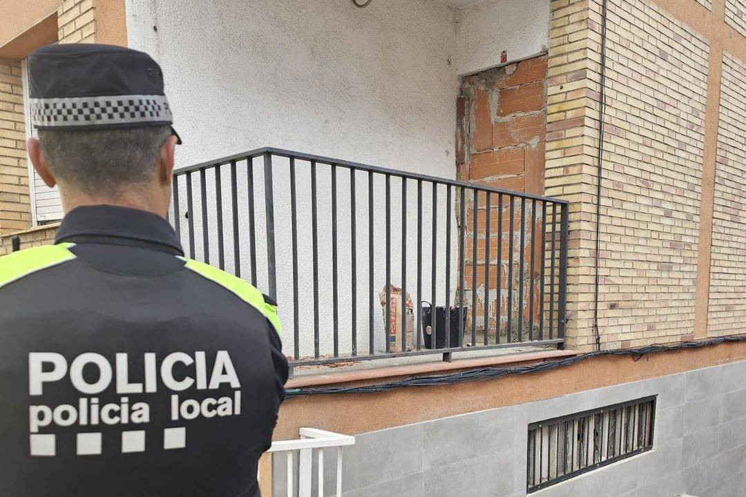 Aquesta setmana la Policia Local ha aconseguit evitar dos intents du2019ocupaciu00f3.  Fa uns dies va impedir un intent du2019ocupaciu00f3 du2019un local al barri de Nucli Antic. Mu00e9s recentment ha actuat en lu2019intent du2019ocupaciu00f3 du2019u (1)