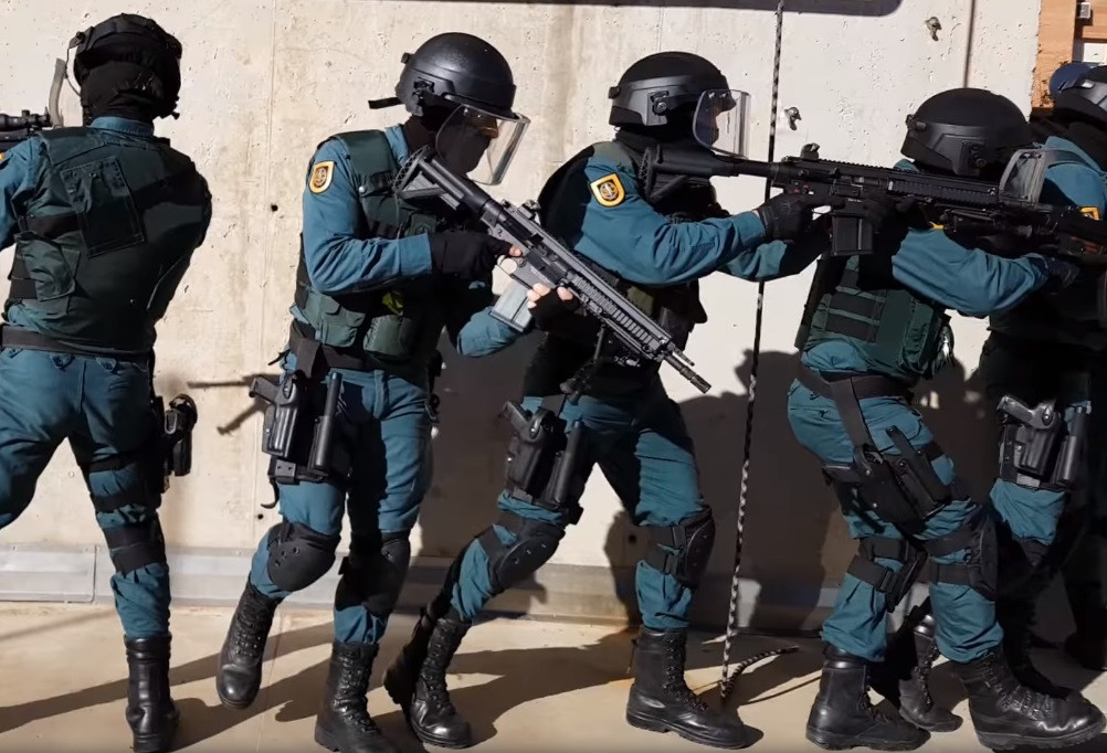 (Guardia Civil) Mannequin Challenge UAR (Unidad de Acciu00f3n Ru00e1pida)  Guardia Civil. Rapel