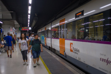 Catalunyapress viajeros tren andenes estacion sants barcelona