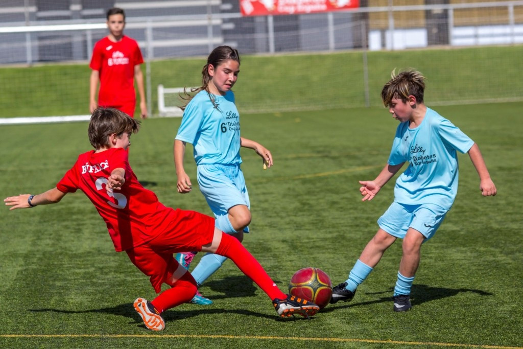 Archivo - Niños jugando al fútbol