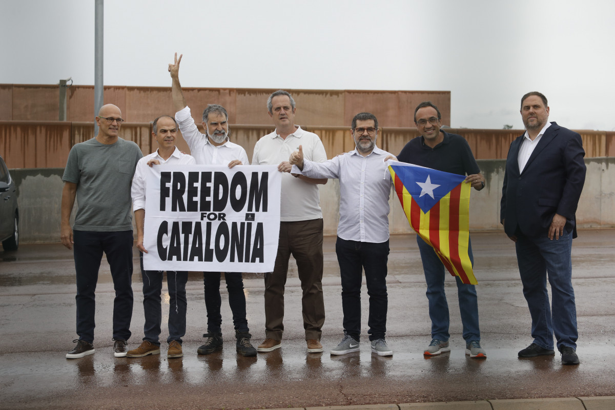 Jordi Turull (JxCat), Jordi Cuixart, Joaquim Forn (PDeCAT), Jordi Sànchez, Josep Rull (JxCat) y Oriol Junqueras (ERC), tras salir de la prisión de LLedoners