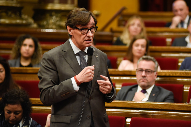 El presidente de la Generalitat, Salvador Illa, en el pleno del Parlament